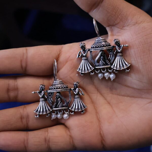 Silver oxidised pallakku jhumka - Image 3