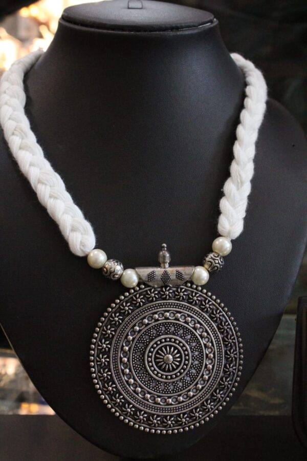 Thread work necklace long - Image 3