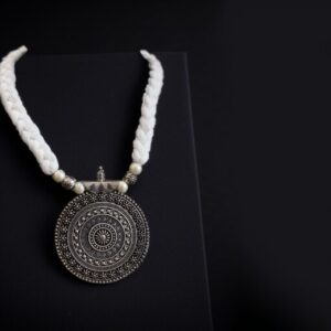 Thread work necklace long