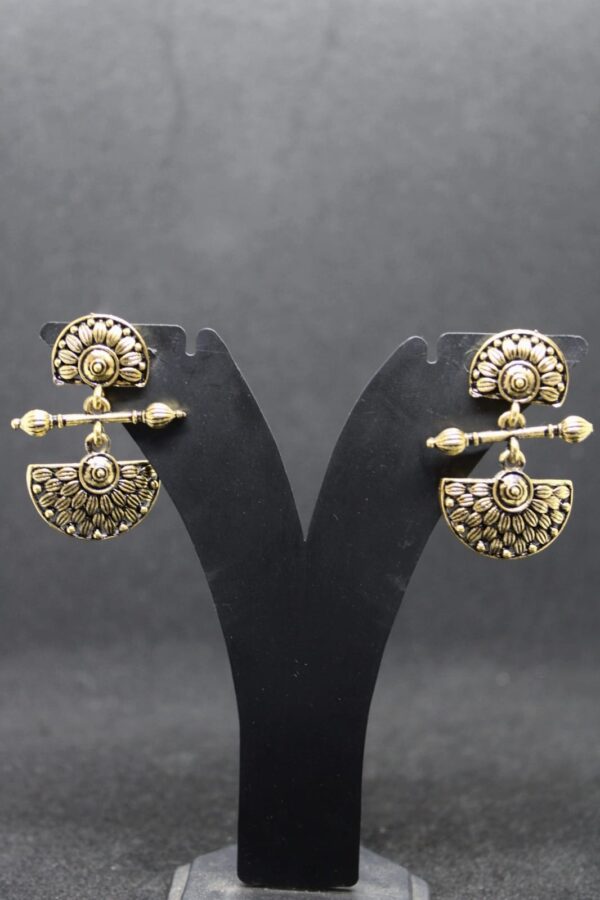 Golden contemporary drop earring - Image 3
